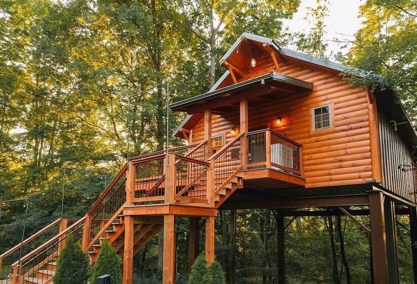 فندق Cricket Hill Treehouse Cabins