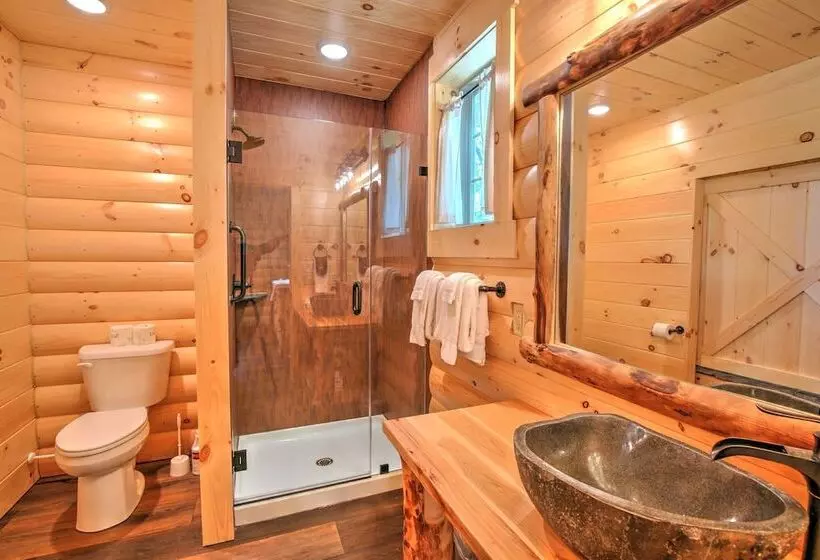 Hotelli Cricket Hill Treehouse Cabins