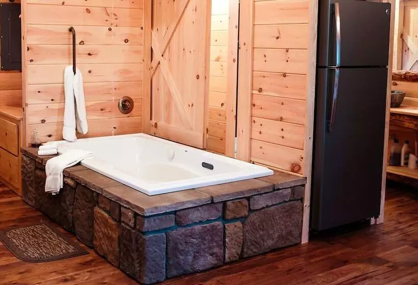 Hotelli Cricket Hill Treehouse Cabins