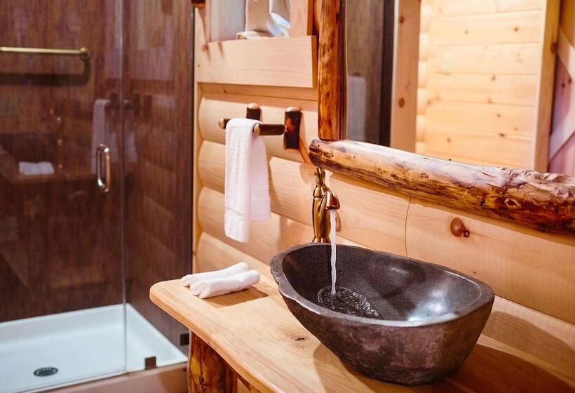 فندق Cricket Hill Treehouse Cabins