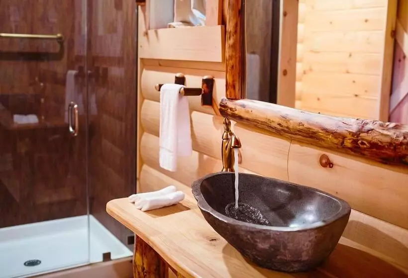 Hotelli Cricket Hill Treehouse Cabins