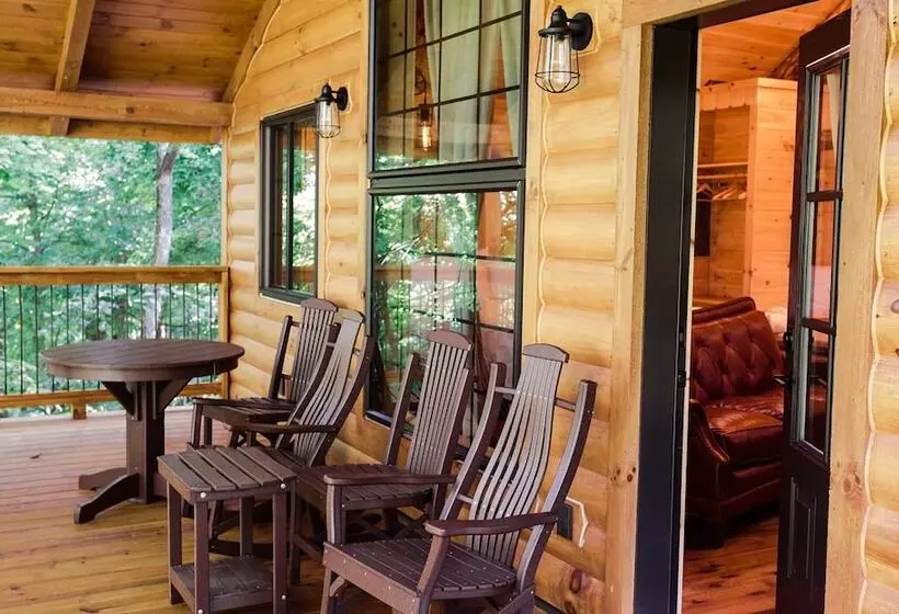 Hotelli Cricket Hill Treehouse Cabins