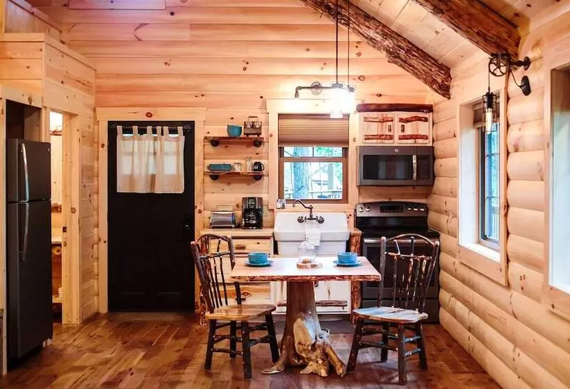 Hotelli Cricket Hill Treehouse Cabins