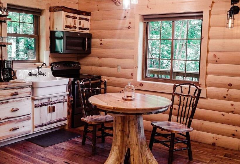 فندق Cricket Hill Treehouse Cabins