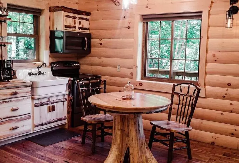 Hotelli Cricket Hill Treehouse Cabins