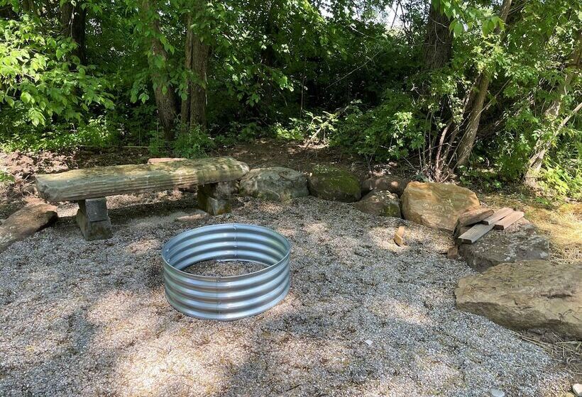 فندق Cricket Hill Treehouse Cabins