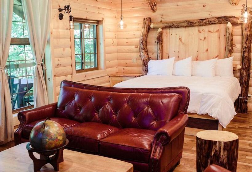 فندق Cricket Hill Treehouse Cabins