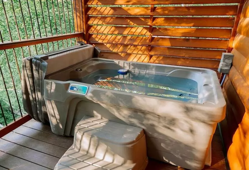 Hotelli Cricket Hill Treehouse Cabins