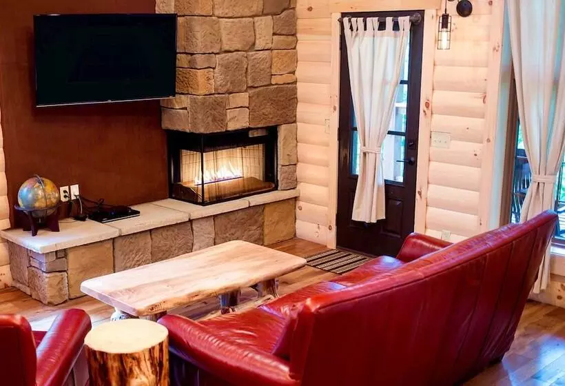 Hotelli Cricket Hill Treehouse Cabins