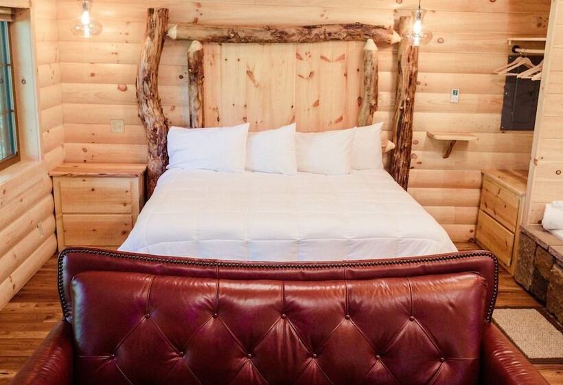 فندق Cricket Hill Treehouse Cabins