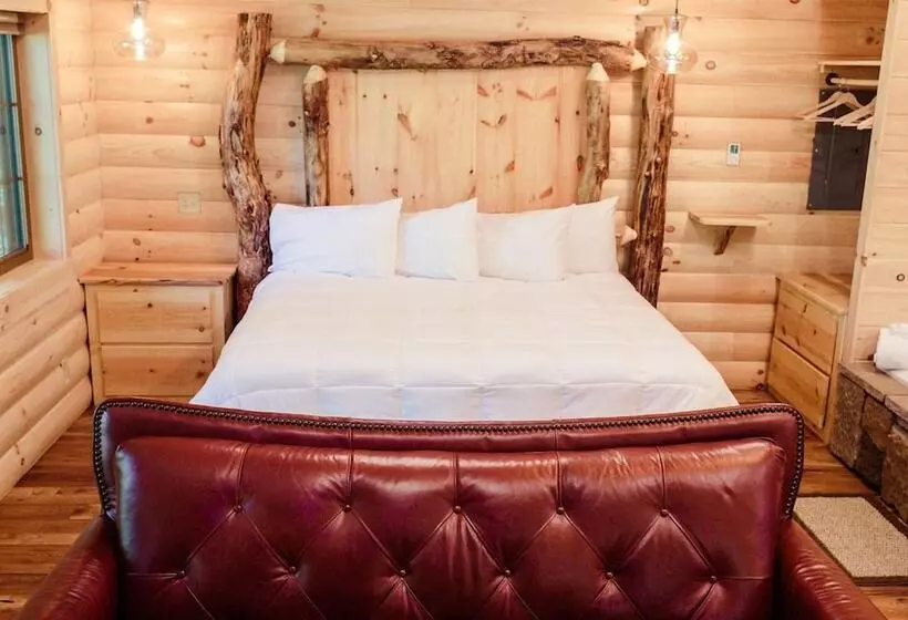 Hotelli Cricket Hill Treehouse Cabins