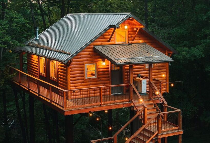 فندق Cricket Hill Treehouse Cabins