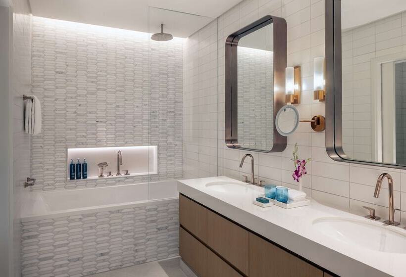 Hilton Dubai Creek Hotel & Residences