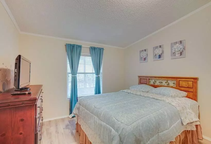 Lake Livingston Home W/ Dock & Deck!