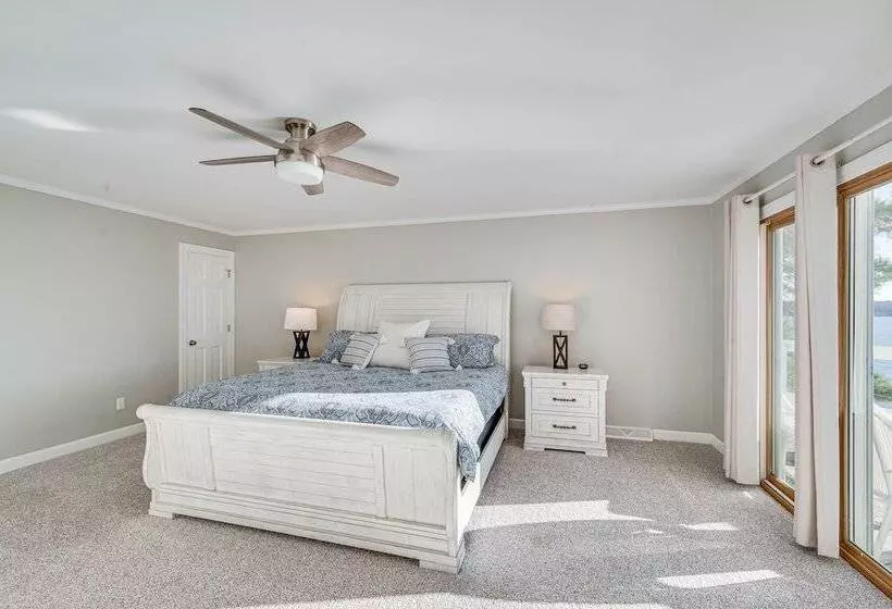 Lakefront Mt Gilead Home W/ Large Dock & Decks!