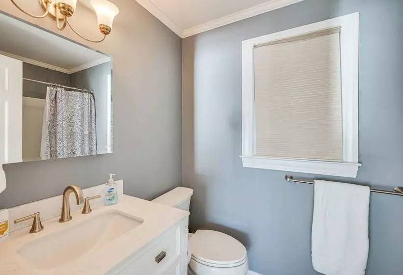 Lakefront Mt Gilead Home W/ Large Dock & Decks!