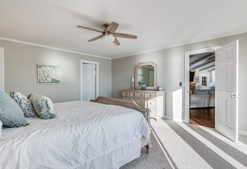 Lakefront Mt Gilead Home W/ Large Dock & Decks!