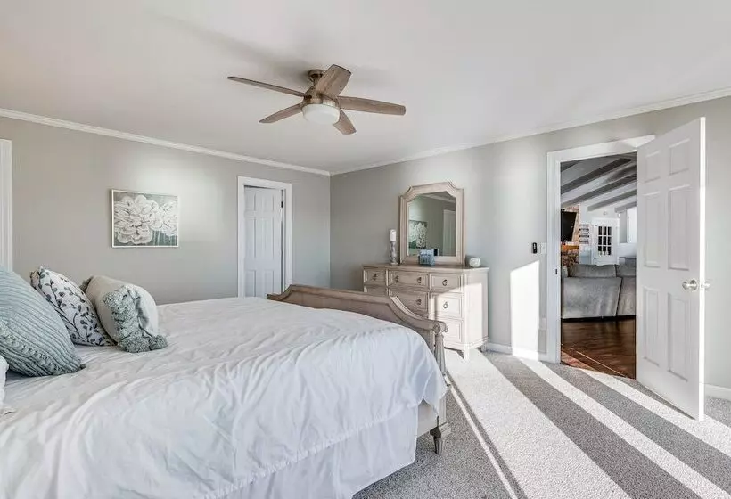 Lakefront Mt Gilead Home W/ Large Dock & Decks!