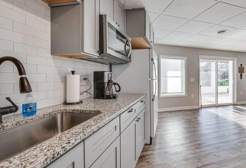 Lakefront Mt Gilead Home W/ Large Dock & Decks!