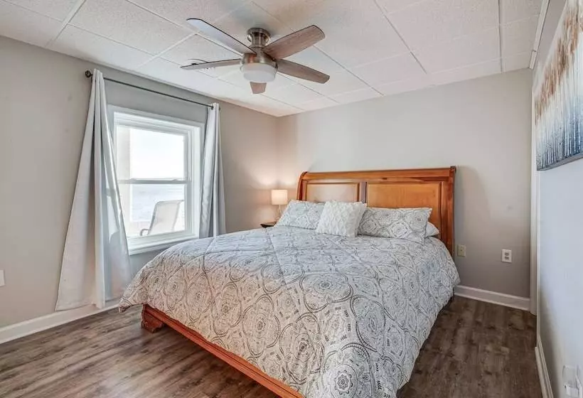 Lakefront Mt Gilead Home W/ Large Dock & Decks!