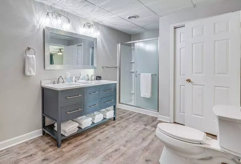 Lakefront Mt Gilead Home W/ Large Dock & Decks!