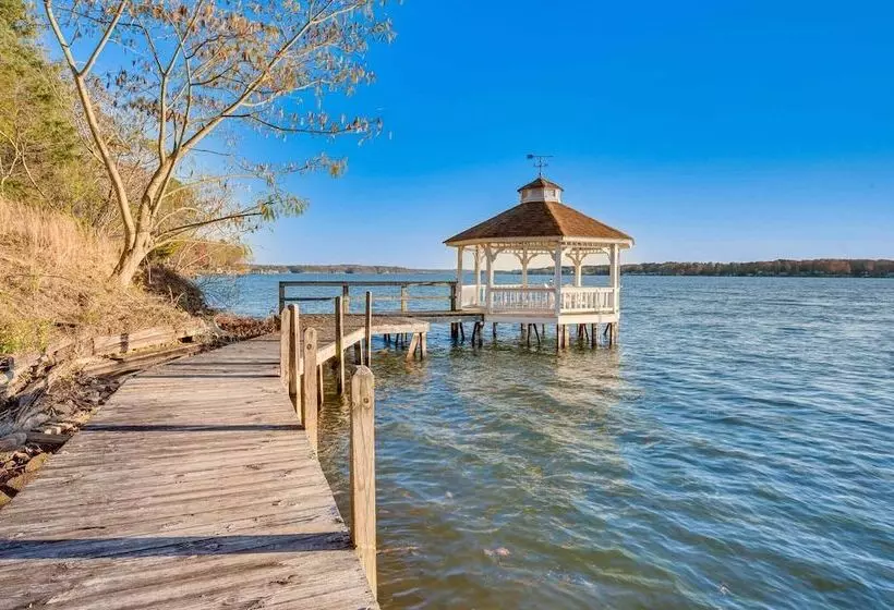 Lakefront Mt Gilead Home W/ Large Dock & Decks!