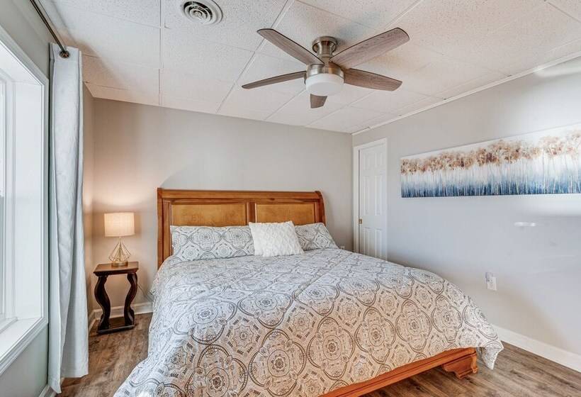 Lakefront Mt Gilead Home W/ Large Dock & Decks!