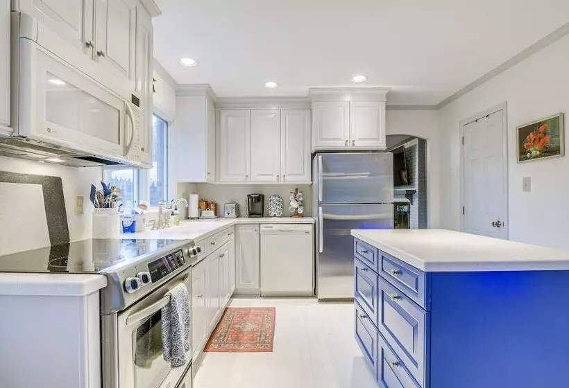 Lakefront Raleigh Home W/ Deck: 12 Mi To Downtown!