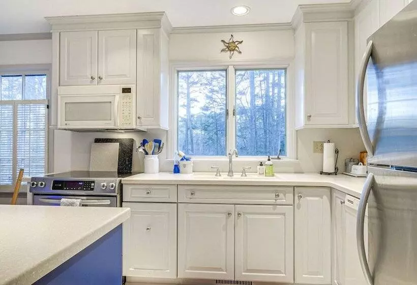 Lakefront Raleigh Home W/ Deck: 12 Mi To Downtown!