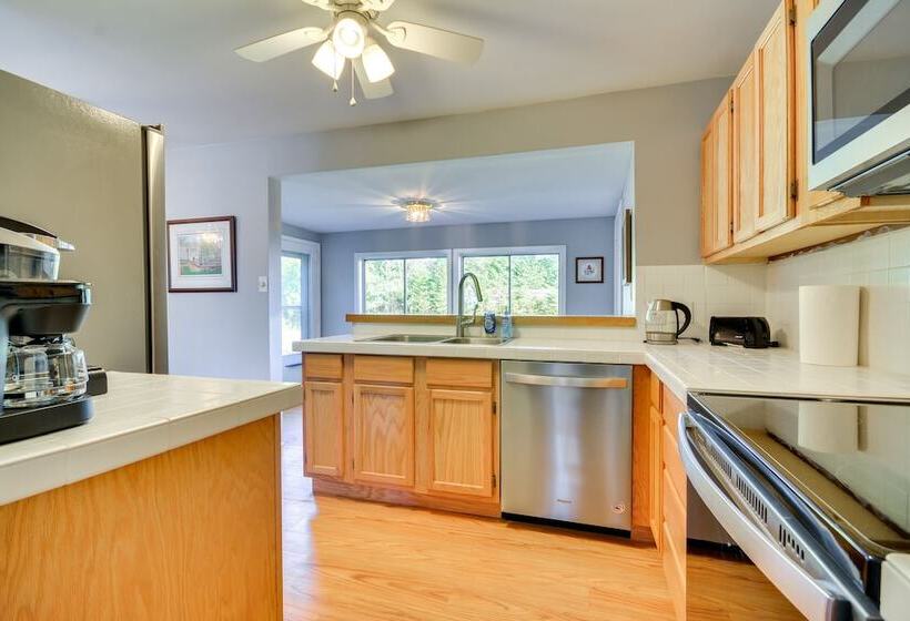 Laptop Friendly Greensboro Home W/ Fireplace!