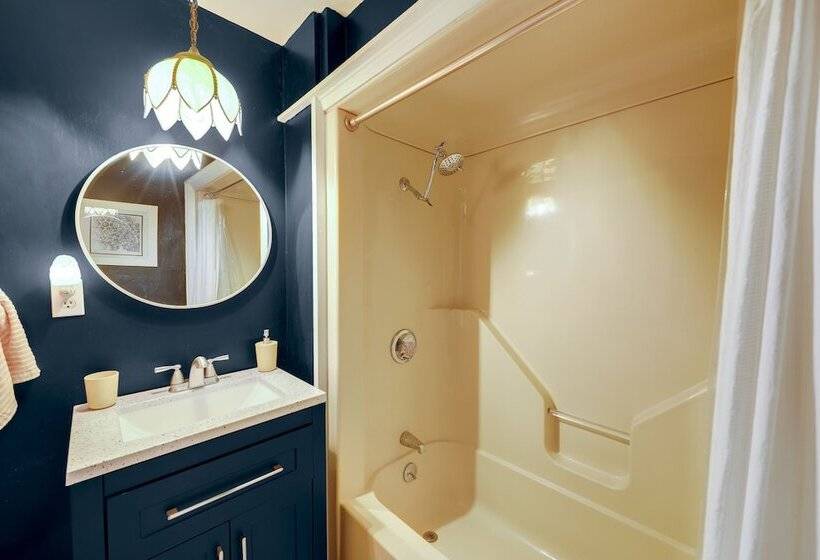 Mid Century Cabin: Creekside, Easy Access To I 70