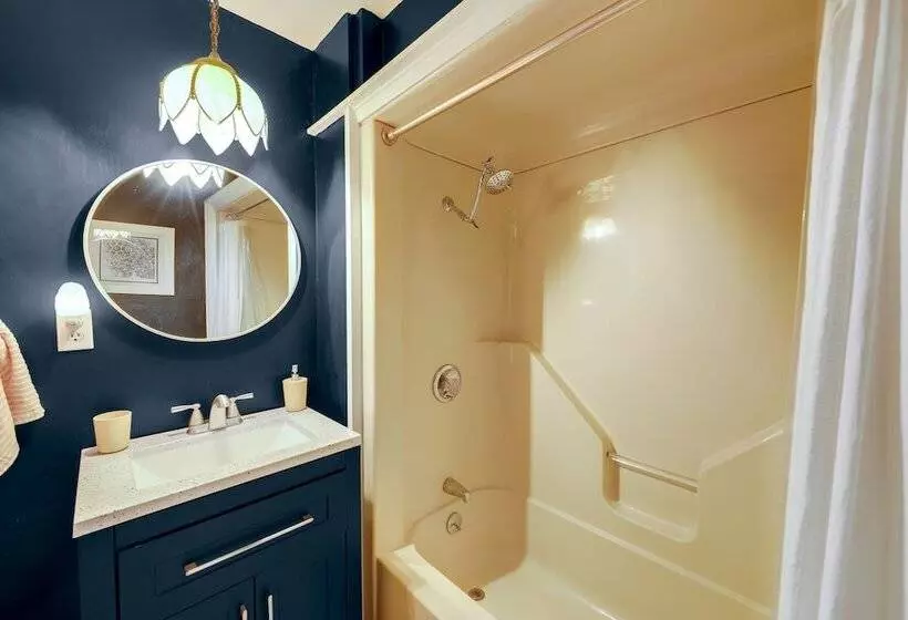 Mid Century Cabin: Creekside, Easy Access To I 70