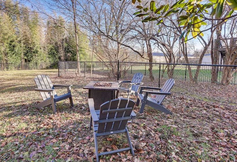 Pet Friendly Shelbyville Home W/ Fire Pit!