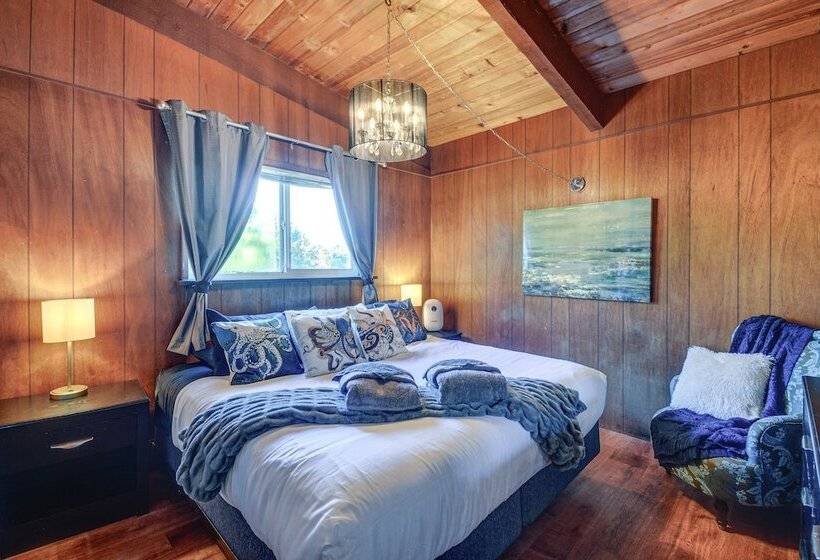 Pet Friendly Washington Retreat W/ Hot Tub & Deck!