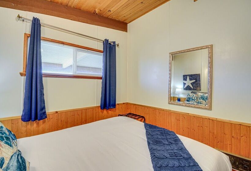 Pet Friendly Washington Retreat W/ Hot Tub & Deck!