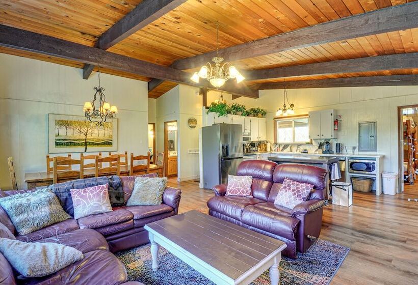 Pet Friendly Washington Retreat W/ Hot Tub & Deck!