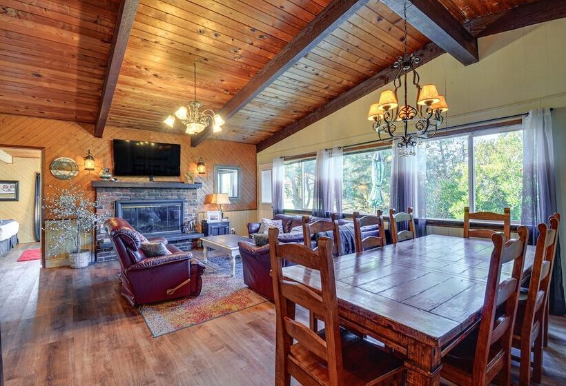 Pet Friendly Washington Retreat W/ Hot Tub & Deck!