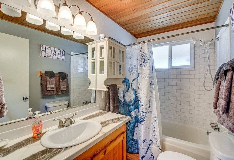 Pet Friendly Washington Retreat W/ Hot Tub & Deck!