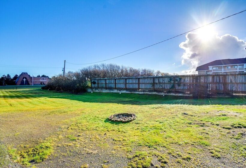 Pet Friendly Washington Retreat W/ Hot Tub & Deck!