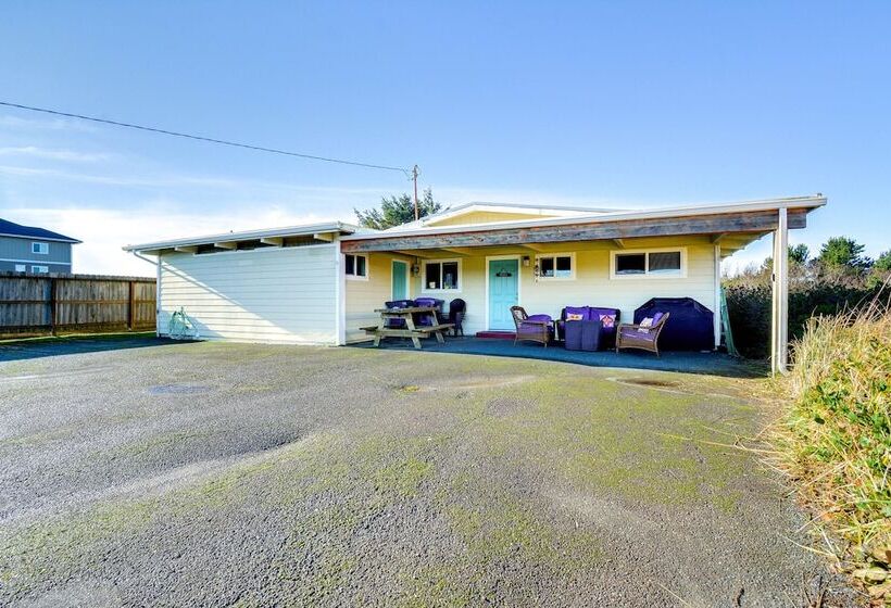 Pet Friendly Washington Retreat W/ Hot Tub & Deck!