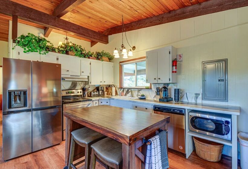 Pet Friendly Washington Retreat W/ Hot Tub & Deck!