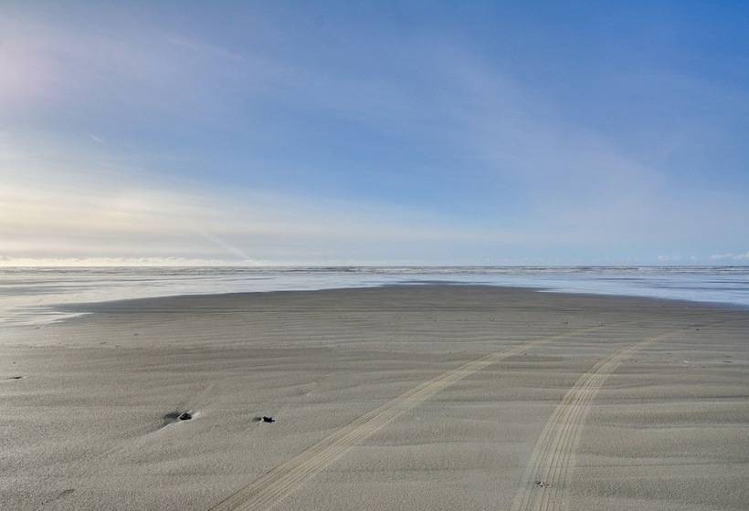 Pet Friendly Washington Retreat W/ Hot Tub & Deck!