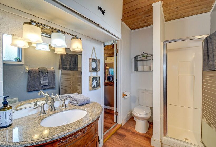 Pet Friendly Washington Retreat W/ Hot Tub & Deck!