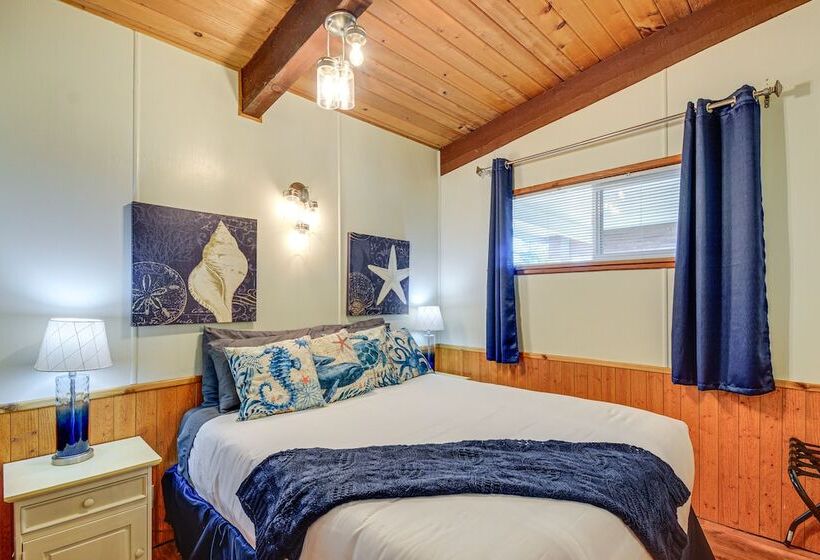 Pet Friendly Washington Retreat W/ Hot Tub & Deck!