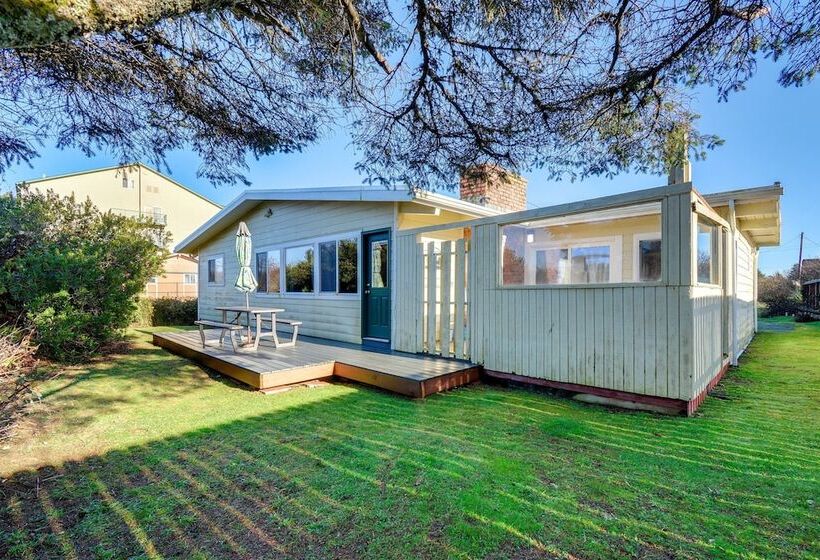 Pet Friendly Washington Retreat W/ Hot Tub & Deck!