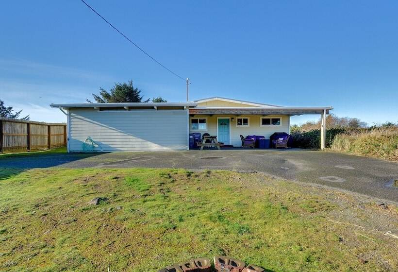 Pet Friendly Washington Retreat W/ Hot Tub & Deck!