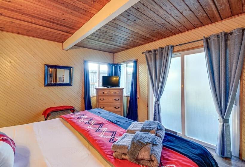 Pet Friendly Washington Retreat W/ Hot Tub & Deck!