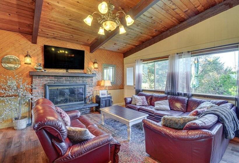 Pet Friendly Washington Retreat W/ Hot Tub & Deck!