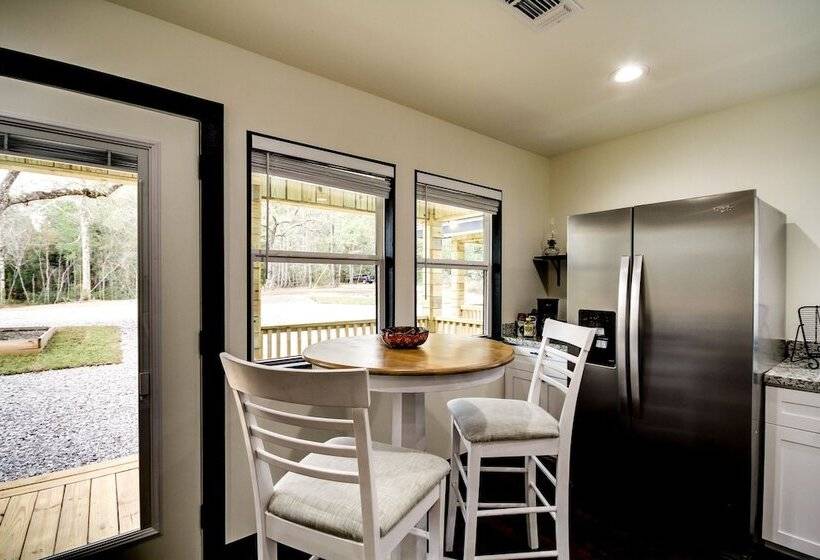 Picayune Home W/ Porch   Near Bogue Chitto Refuge!