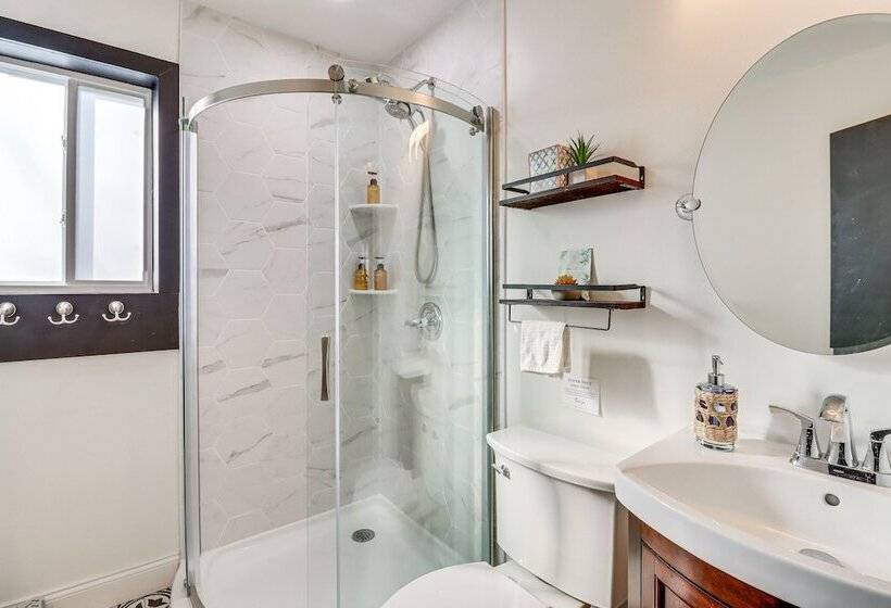 Pocono Lake Retreat W/ Fire Pits & Air Hockey!